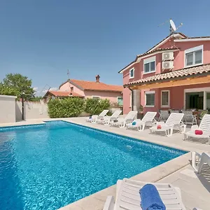 Holiday Nikol Pula